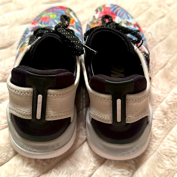 NIKE FREE RN GREY WITH TROPICAL FLORALS - Picture 4 of 6